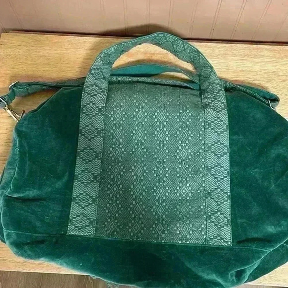 A&B - America & Beyond large, emerald green, embroidered tote bag - Picture 2 of 10